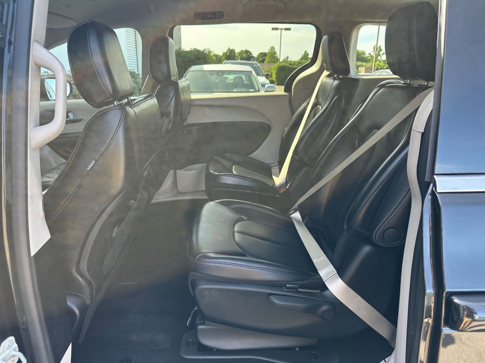 Used 2023 Chrysler Pacifica Touring-L image 27