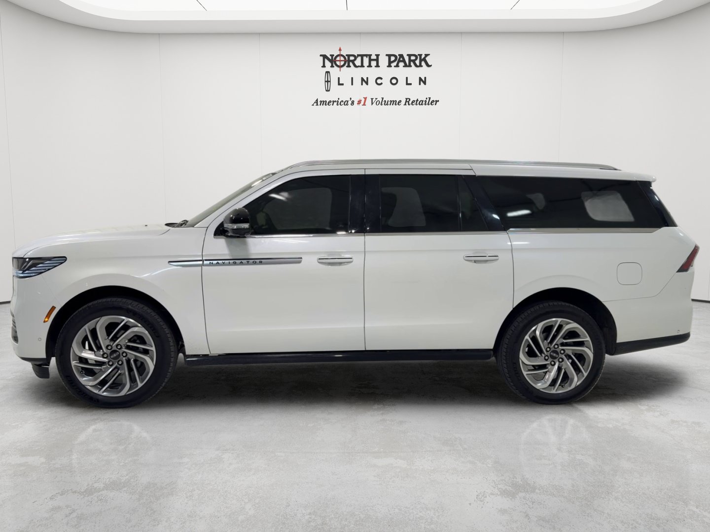 Used 2025 Lincoln Navigator L Reserve AWD/4WD image 2