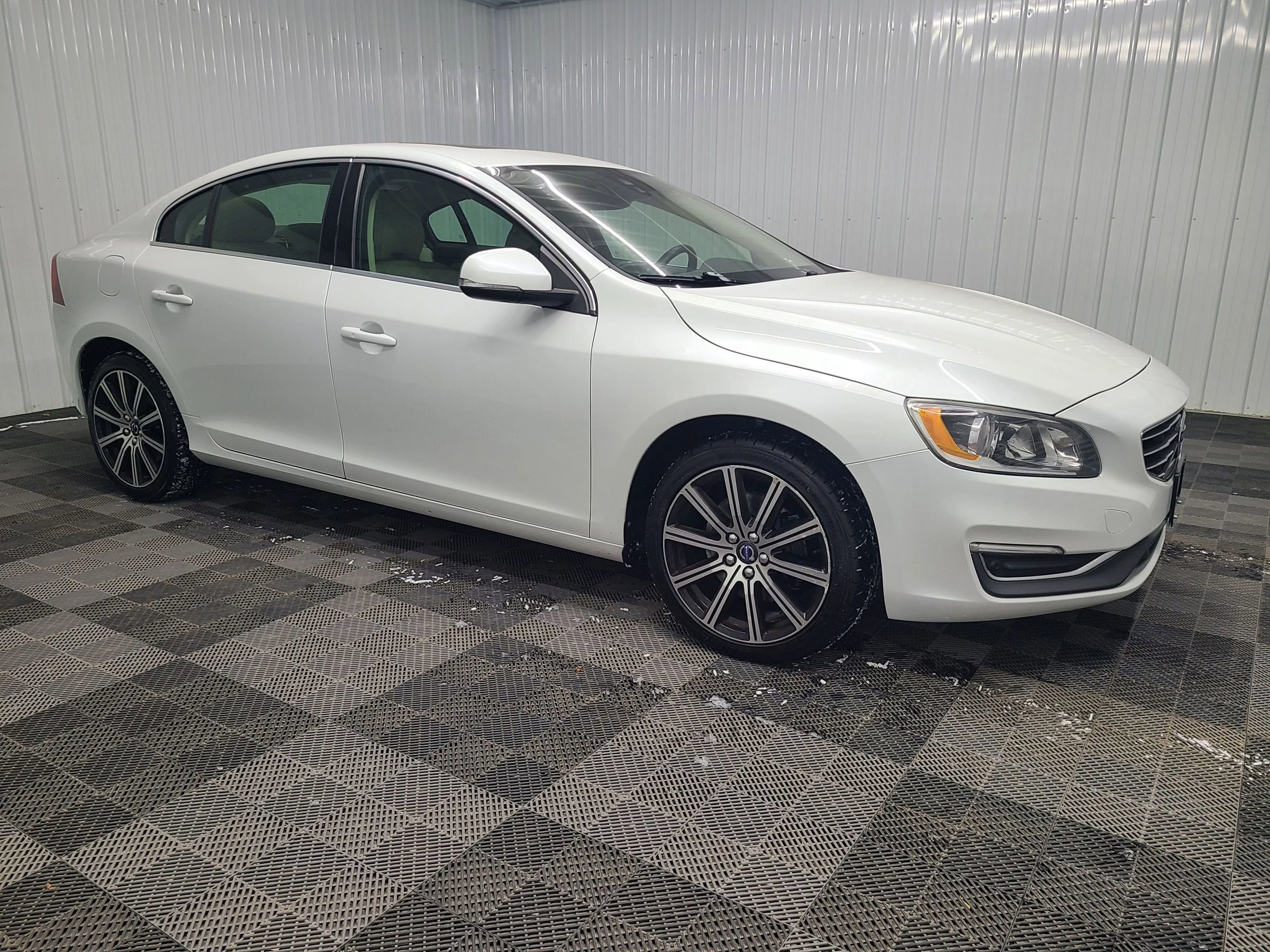 Used 2016 Volvo S60 T5 Premier image 1