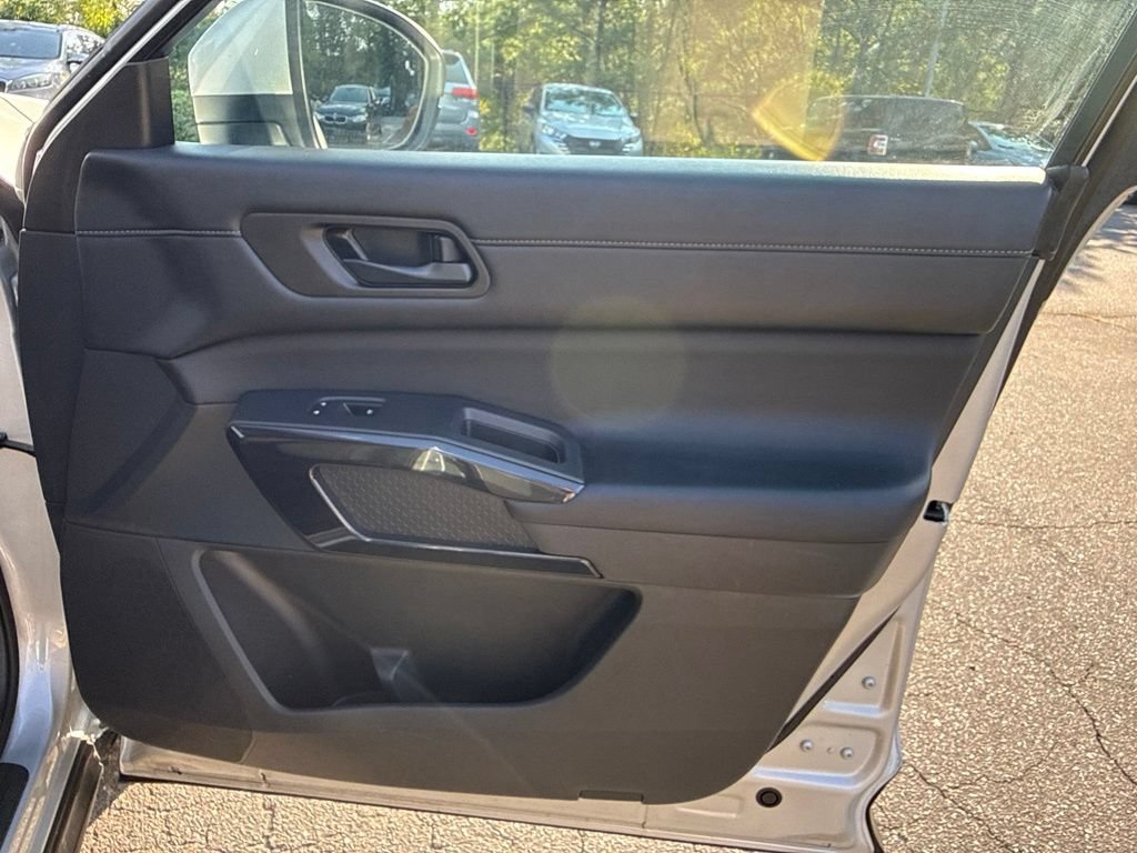 Used 2025 Nissan Pathfinder SV FWD image 40