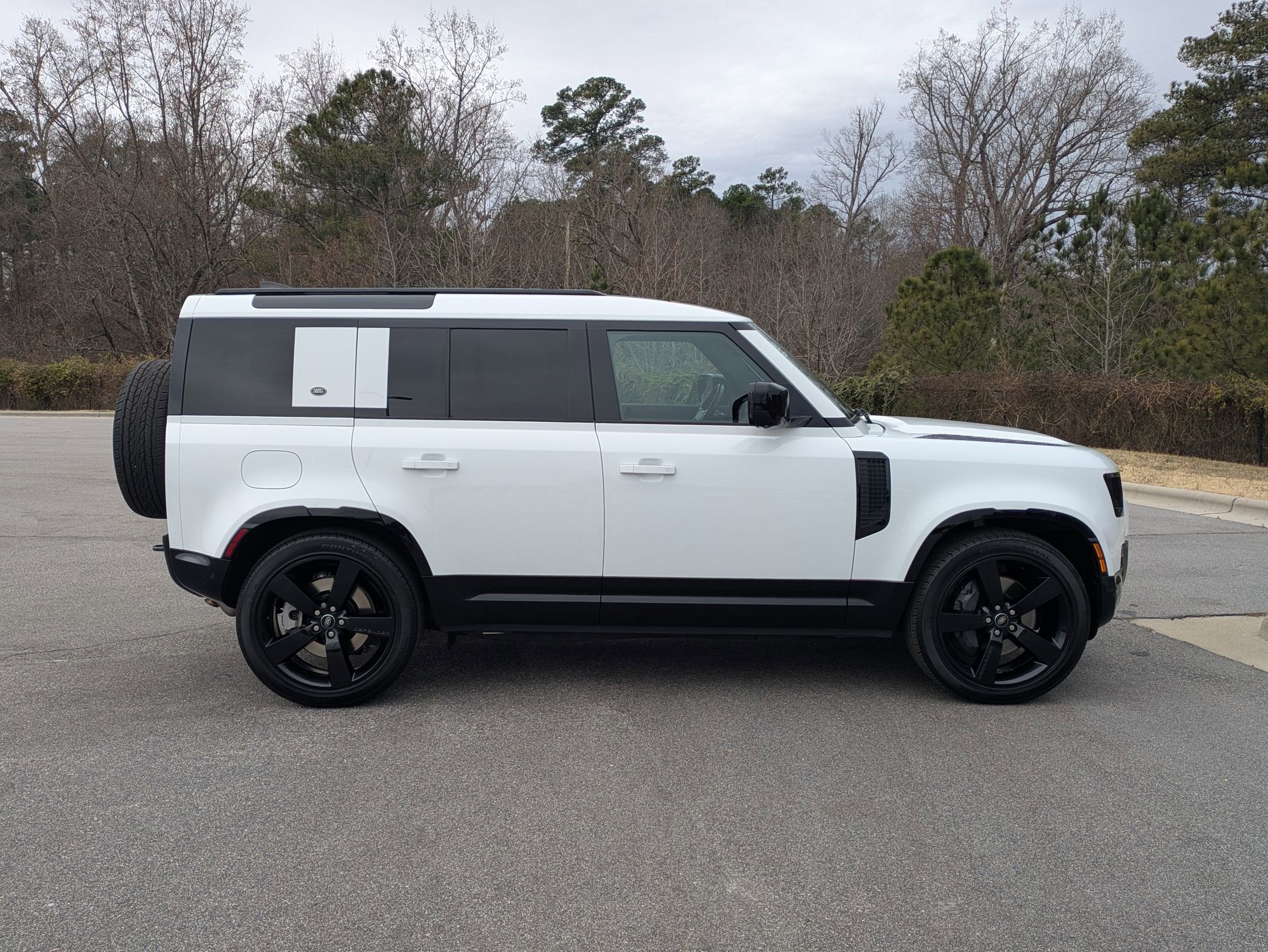 Certified 2023 Land Rover Defender 110 X-Dynamic SE image 4