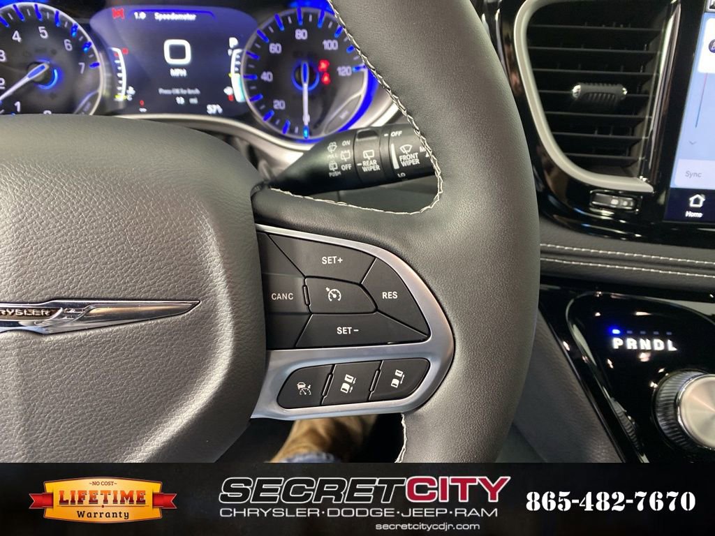 New 2026 Chrysler Pacifica Select image 17