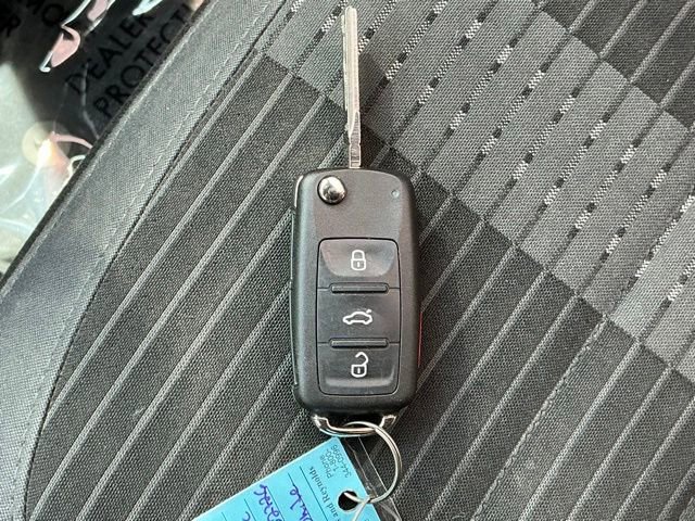 Used 2012 Volkswagen Beetle Turbo FWD image 26