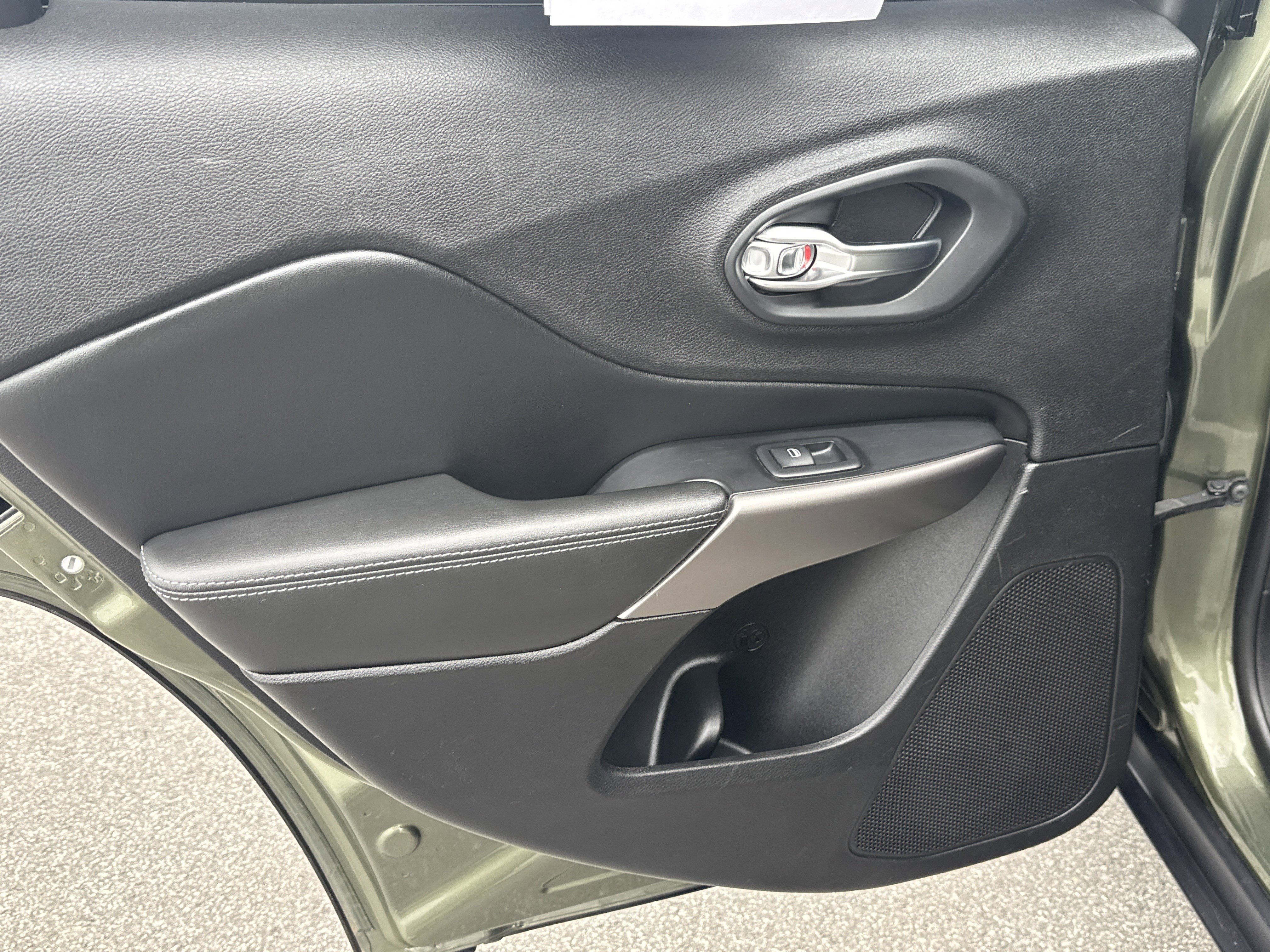 Used 2019 Jeep Cherokee Latitude w/ Popular Appearance Group image 26