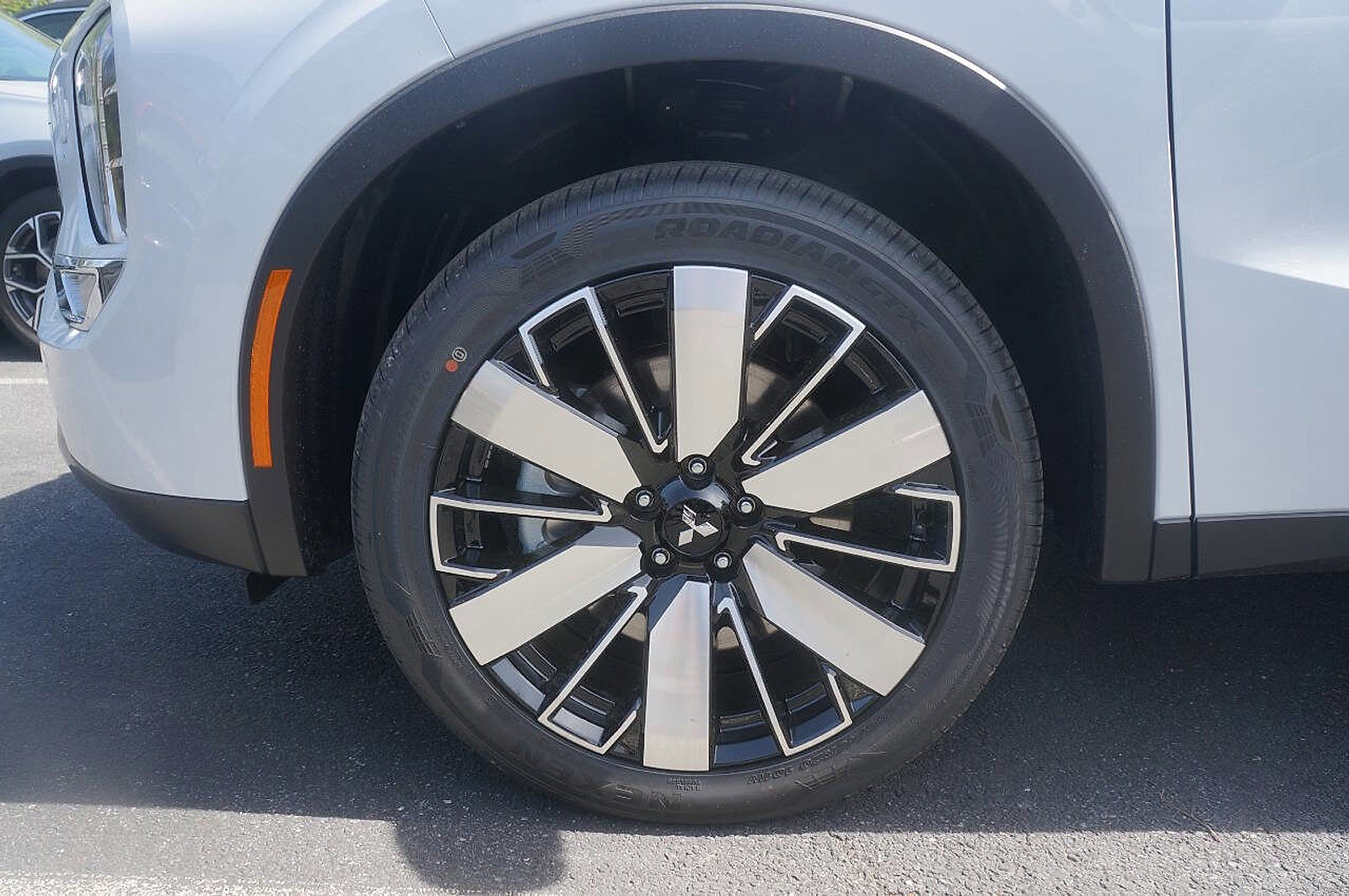 New 2025 Mitsubishi Outlander SE image 9