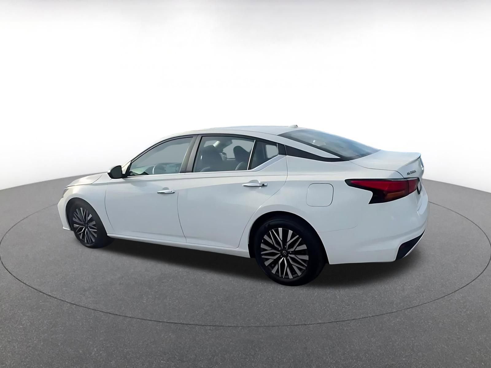 Used 2025 Nissan Altima 2.5 SV image 10