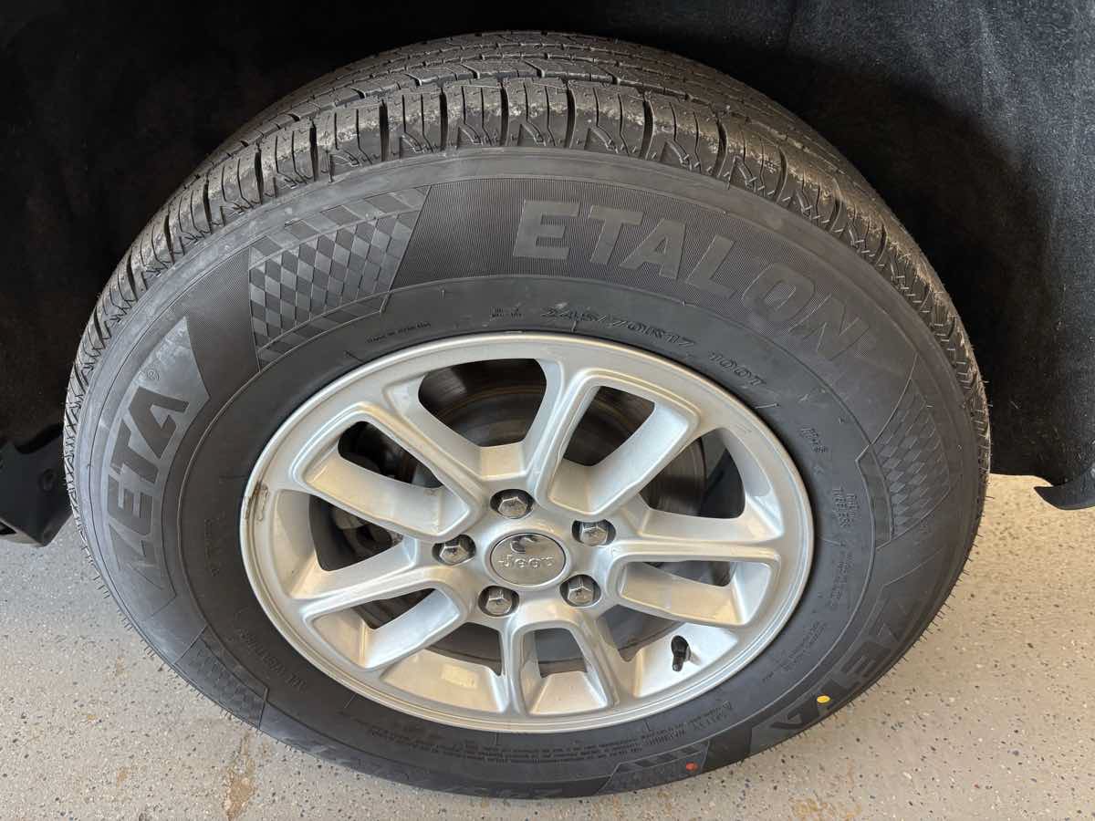 Used 2020 Jeep Grand Cherokee Laredo RWD image 25