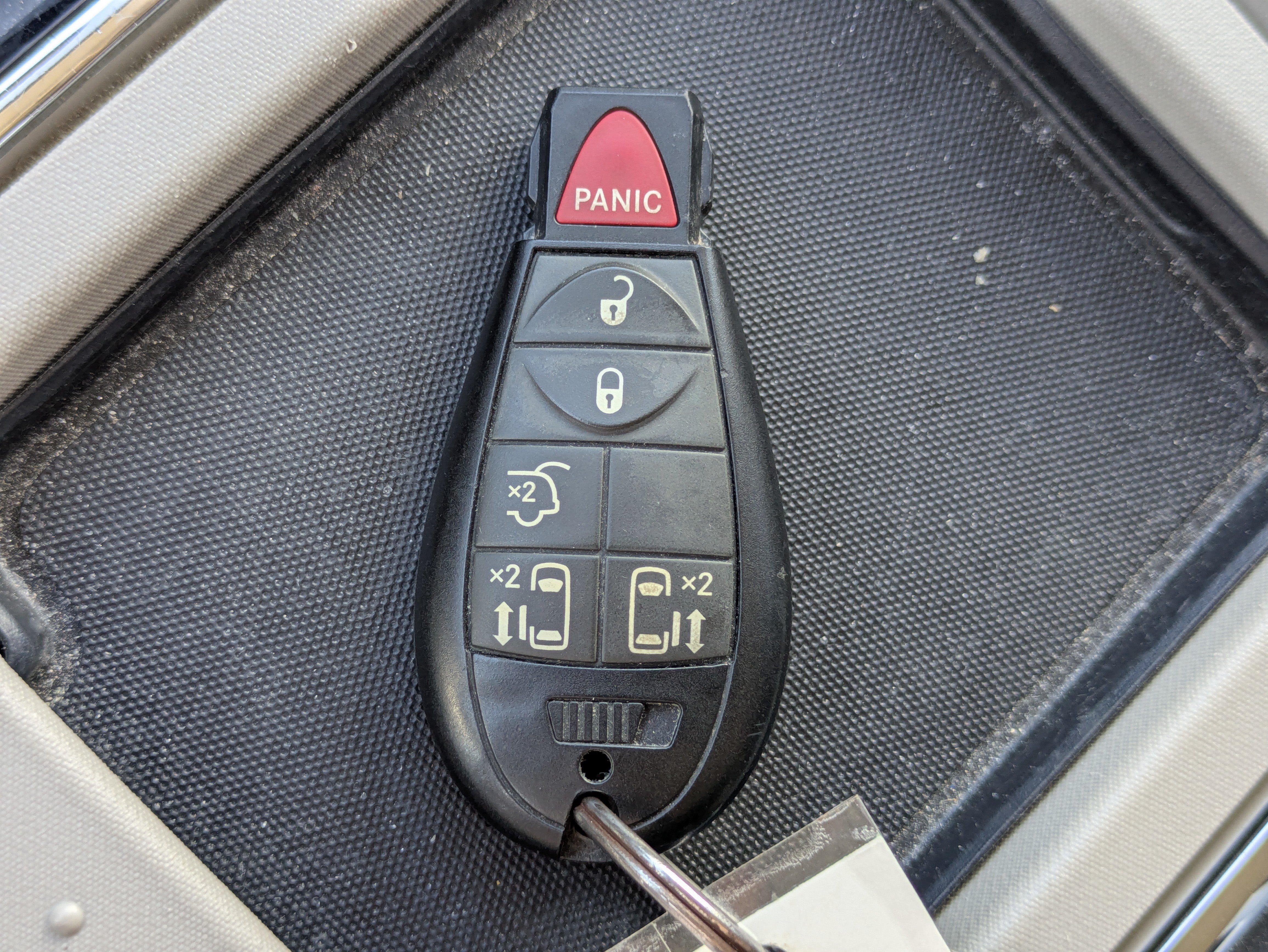 Used 2016 Chrysler Town & Country Touring FWD image 28