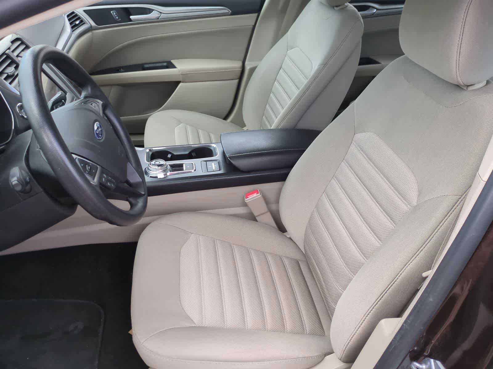Used 2019 Ford Fusion SE FWD image 16