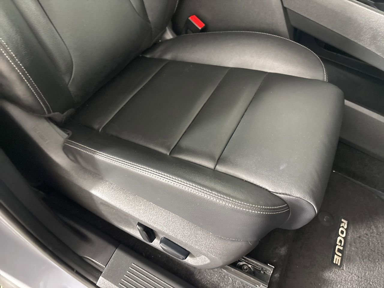 Used 2025 Nissan Rogue SL w/ Tech Package image 29