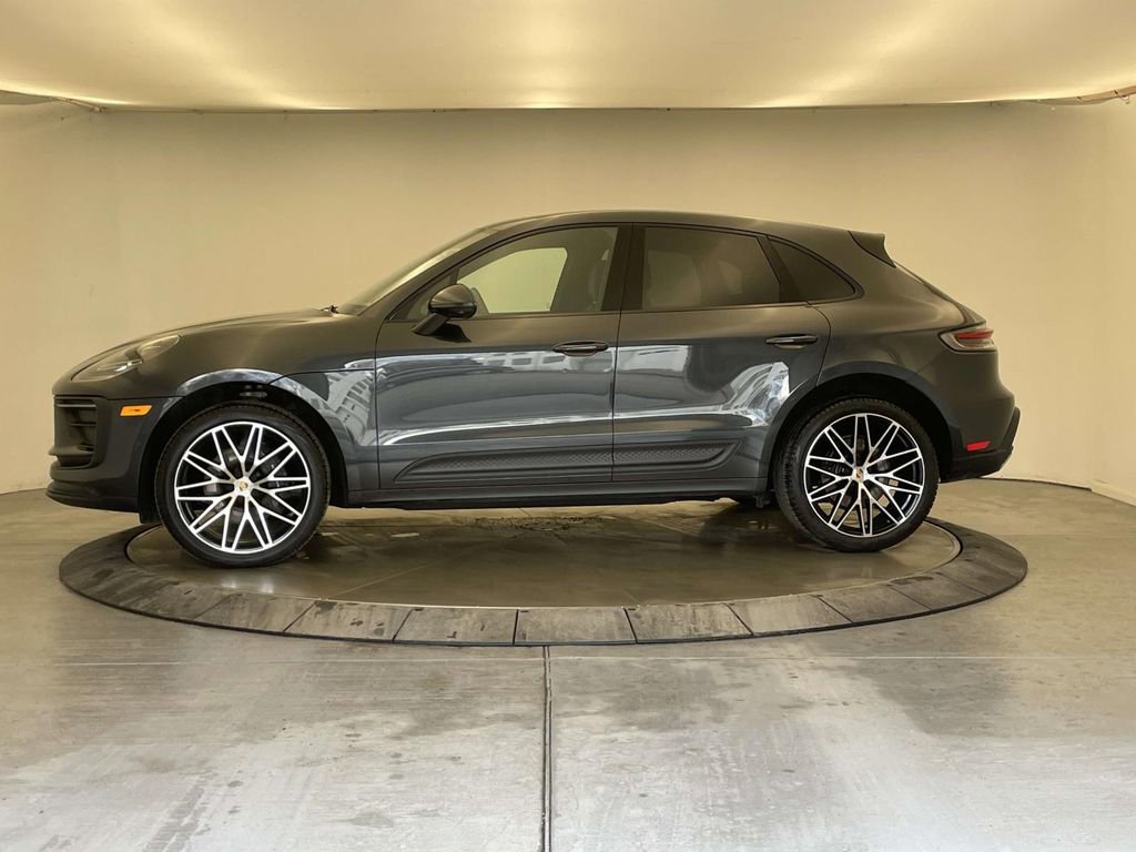 Certified 2025 Porsche Macan image 2