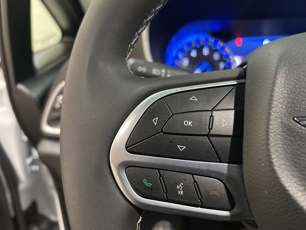 Used 2025 Chrysler Pacifica Select image 21