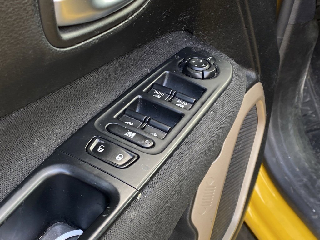 Used 2016 Jeep Renegade Latitude w/ Popular Equipment Group image 11