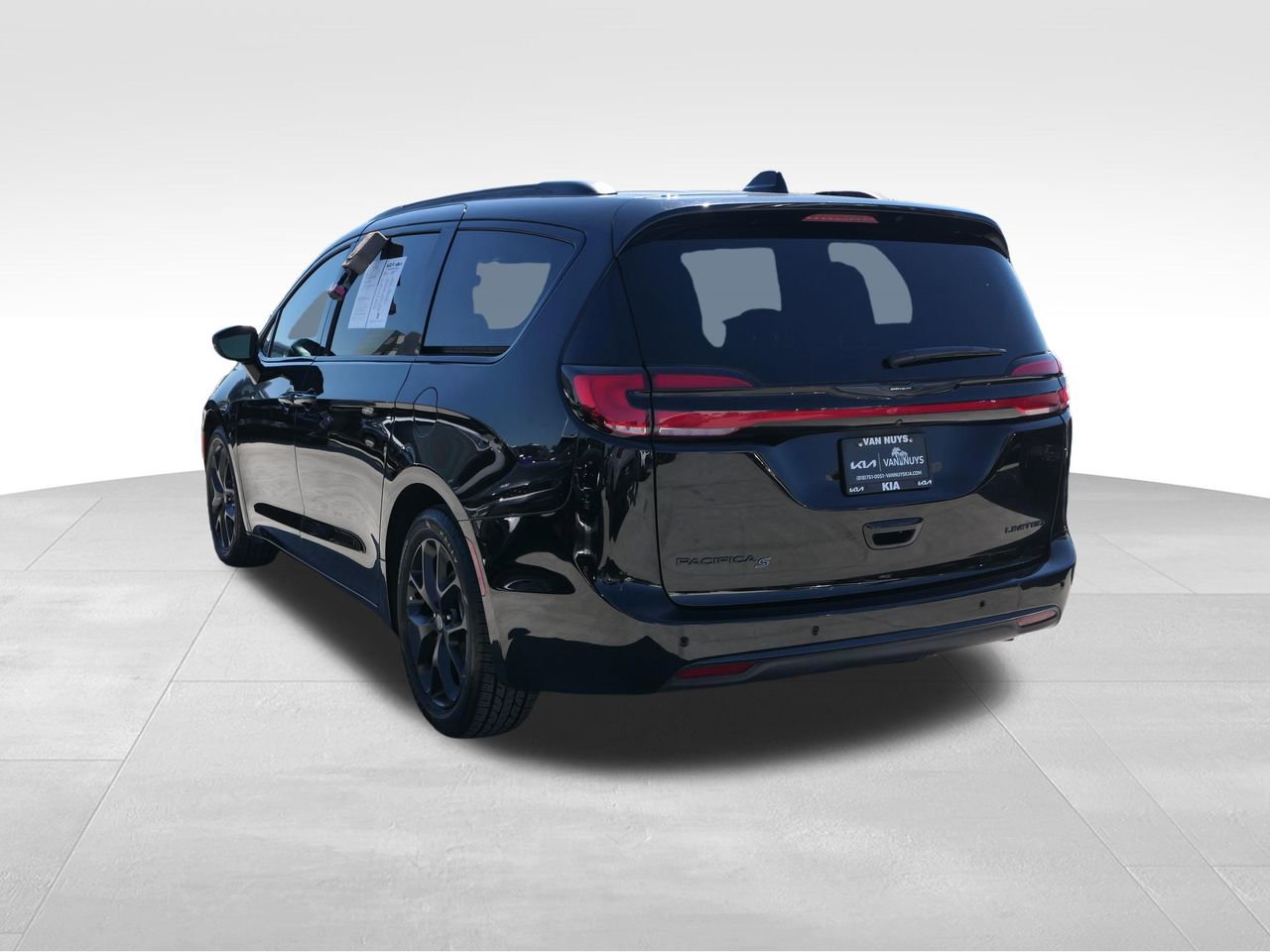 Used 2025 Chrysler Pacifica Limited image 5