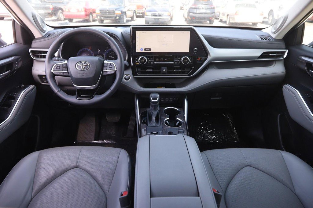 Used 2024 Toyota Highlander Platinum FWD image 23