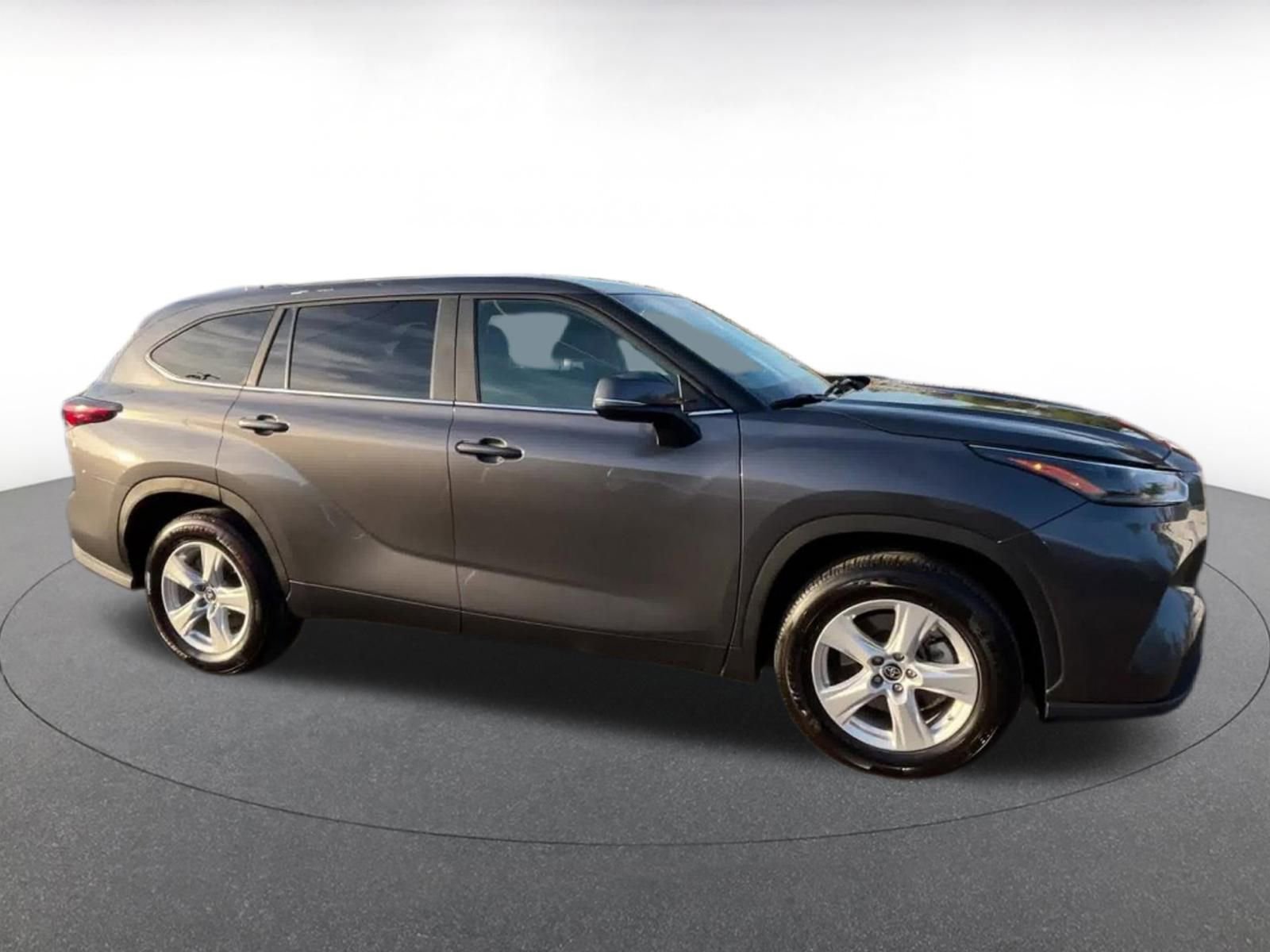 Used 2025 Toyota Highlander LE image 17