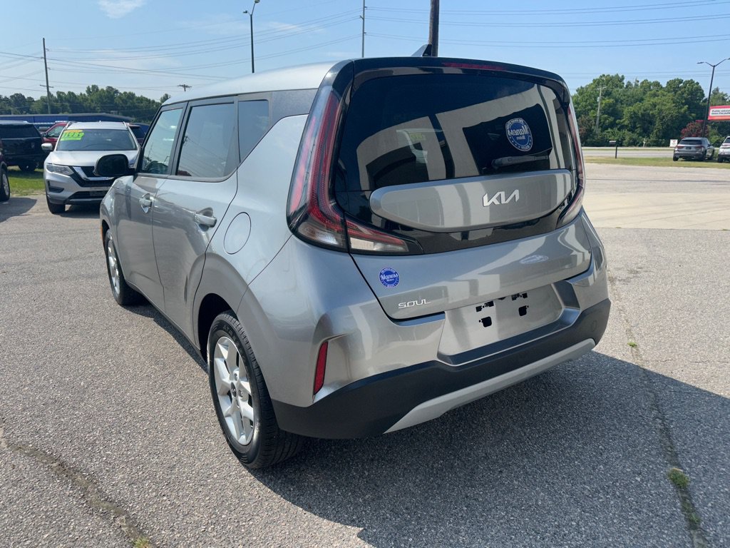 Used 2023 Kia Soul LX w/ LX Technology Package FWD image 3