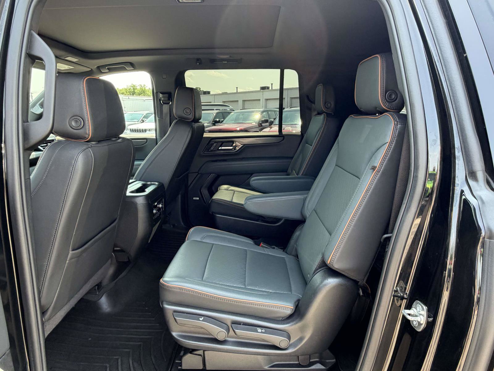 Used 2025 GMC Yukon XL AT4 w/ AT4 Premium Package AWD/4WD image 29