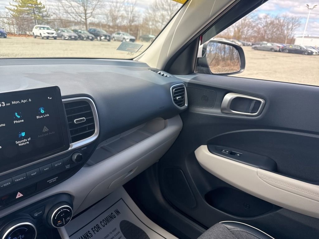 Used 2021 Hyundai Venue image 32