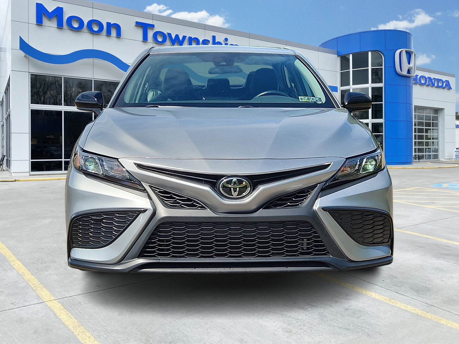 Used 2021 Toyota Camry SE AWD/4WD image 2