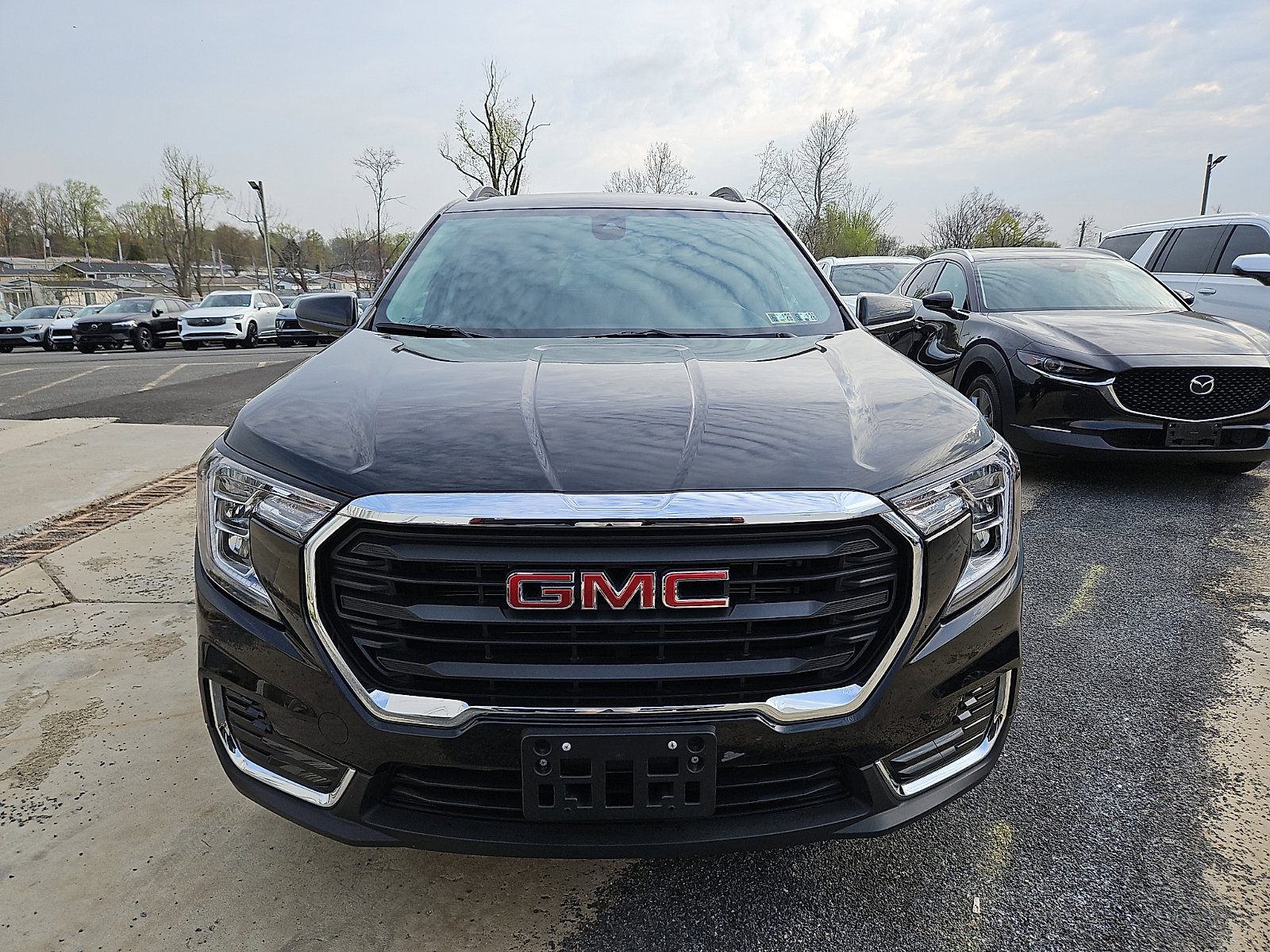 Used 2023 GMC Terrain SLE w/ Driver Convenience Package image 3
