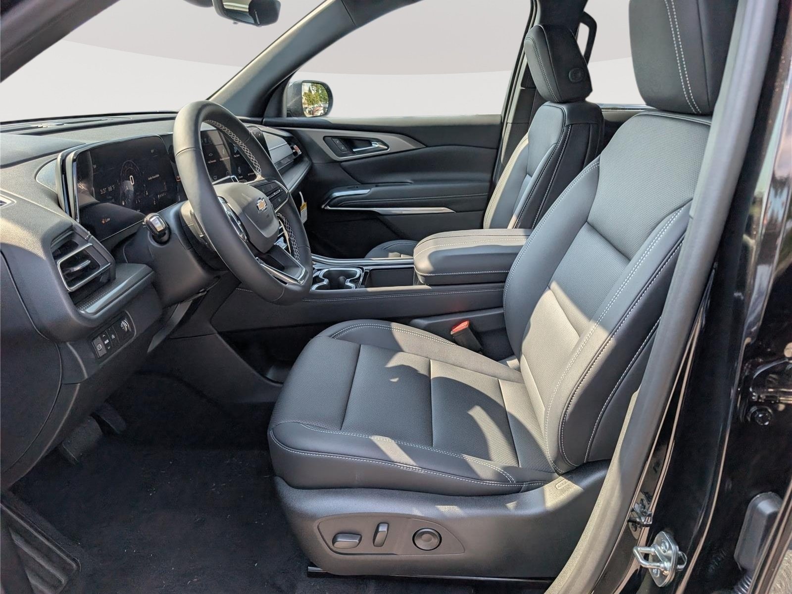 New 2027 Chevrolet Traverse LT w/ Driver Confidence Package FWD image 14