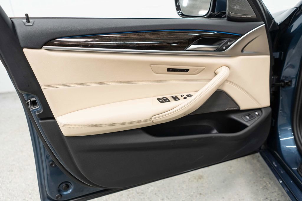 Used 2023 BMW 530e xDrive w/ Premium Package image 13