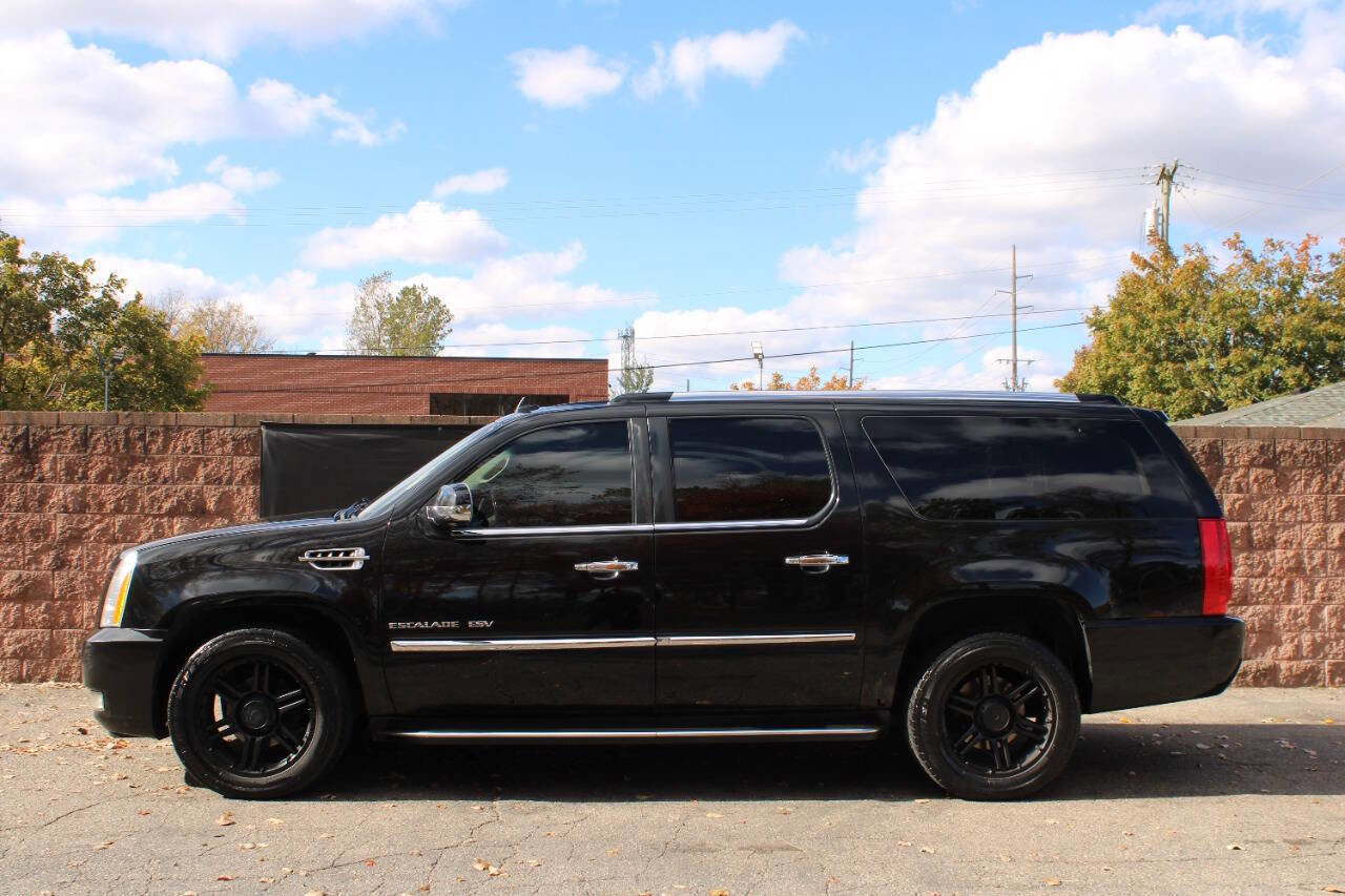 Used 2012 Cadillac Escalade ESV Luxury AWD/4WD image 2
