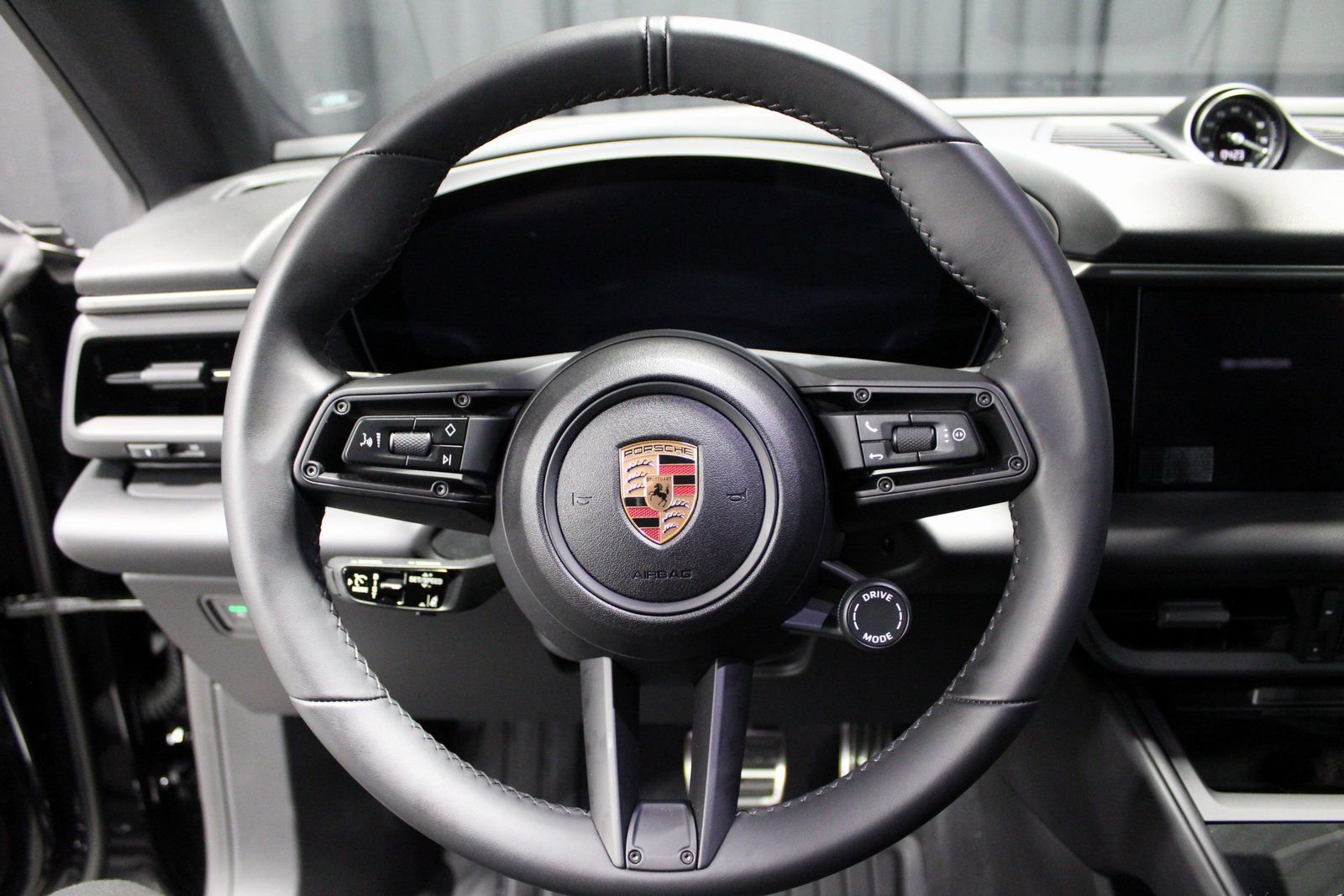 Certified 2025 Porsche Macan Electric image 26