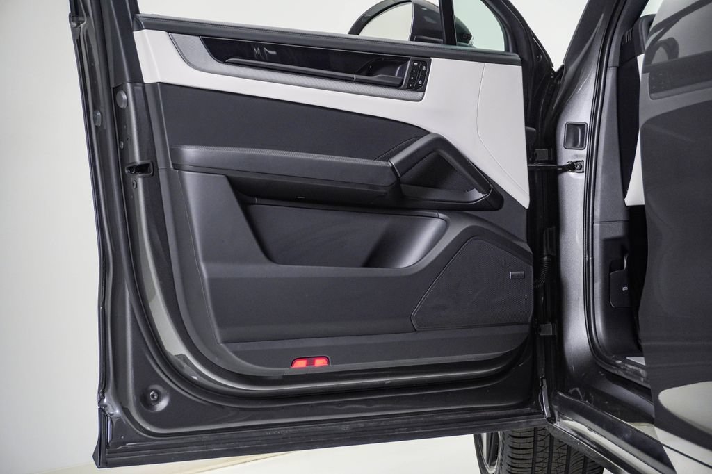 Certified 2025 Porsche Cayenne Coupe AWD/4WD image 25