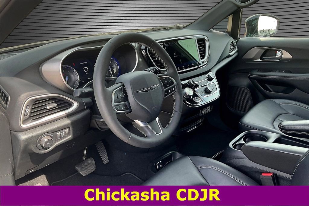 Used 2025 Chrysler Pacifica Select image 17