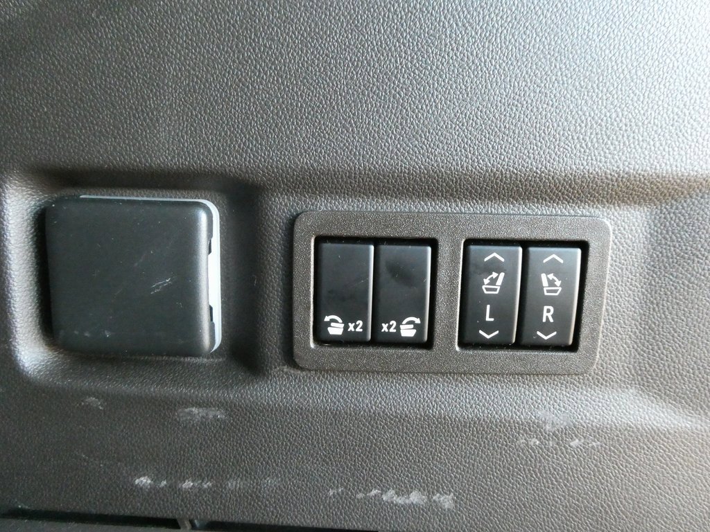 Used 2023 GMC Yukon SLT w/ SLT Premium Package image 19