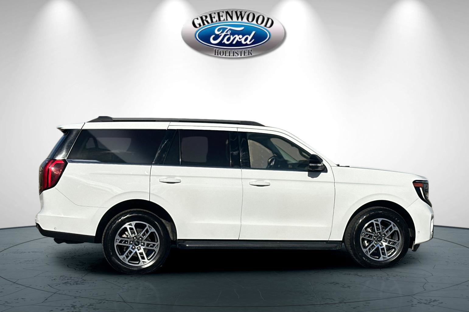 Used 2025 Ford Expedition Active AWD/4WD image 3
