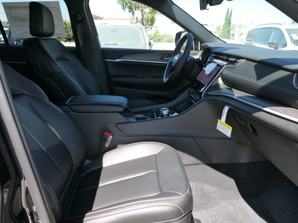New 2025 Jeep Grand Cherokee Limited w/ Black Appearance Package image 21