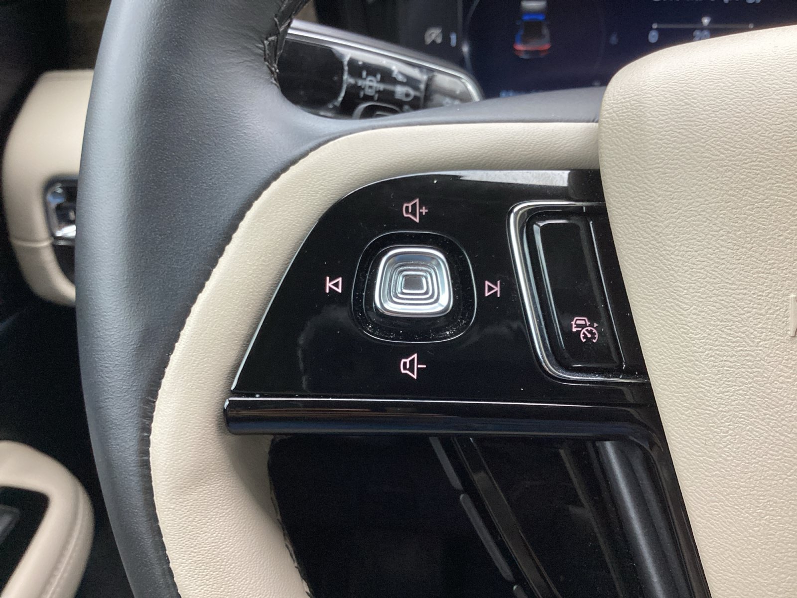 Used 2026 Lincoln Corsair Reserve w/ Jet Appearance Package FWD image 19