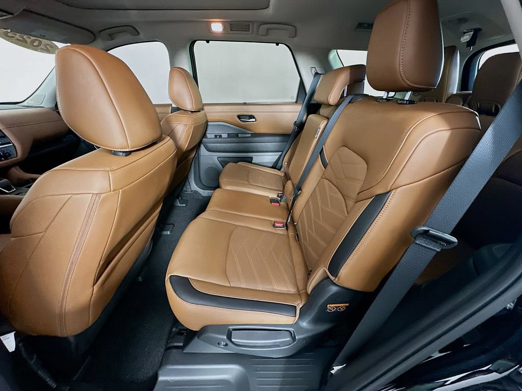 Certified 2025 Nissan Pathfinder Platinum w/ Black Appearance Package AWD/4WD image 35
