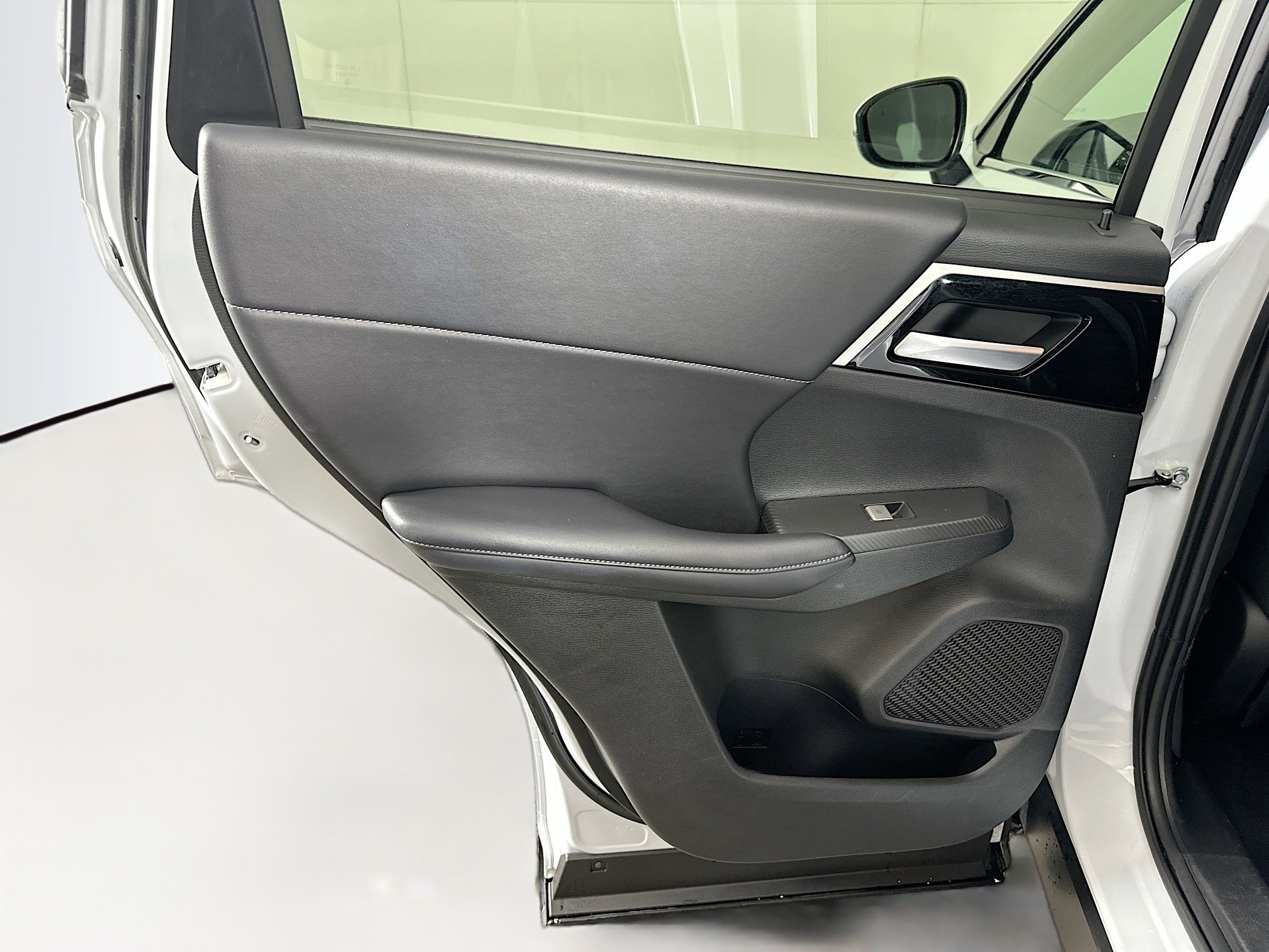 Used 2024 Mitsubishi Outlander SE image 26