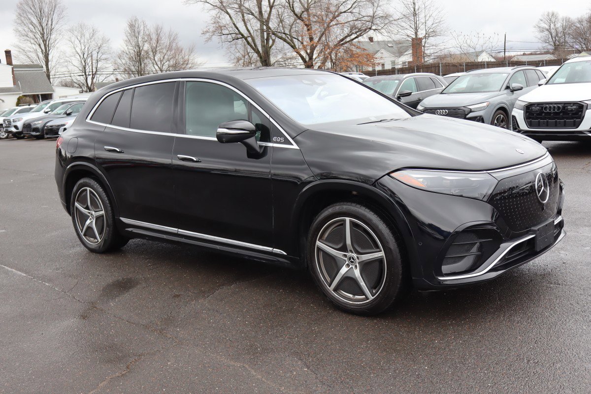 Used 2023 Mercedes-Benz EQS 580 4MATIC SUV w/ Exclusive Trim Package image 3