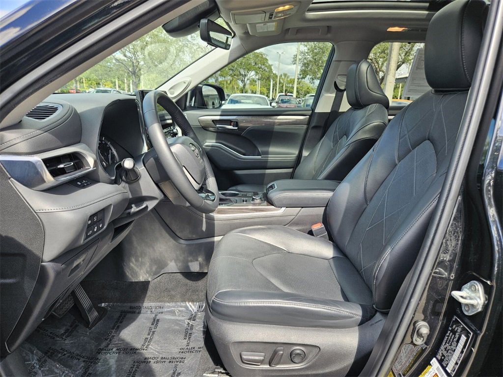 Used 2022 Toyota Highlander Platinum image 3