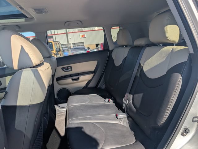 Used 2013 Kia Soul ! w/ Premium Pkg FWD image 16