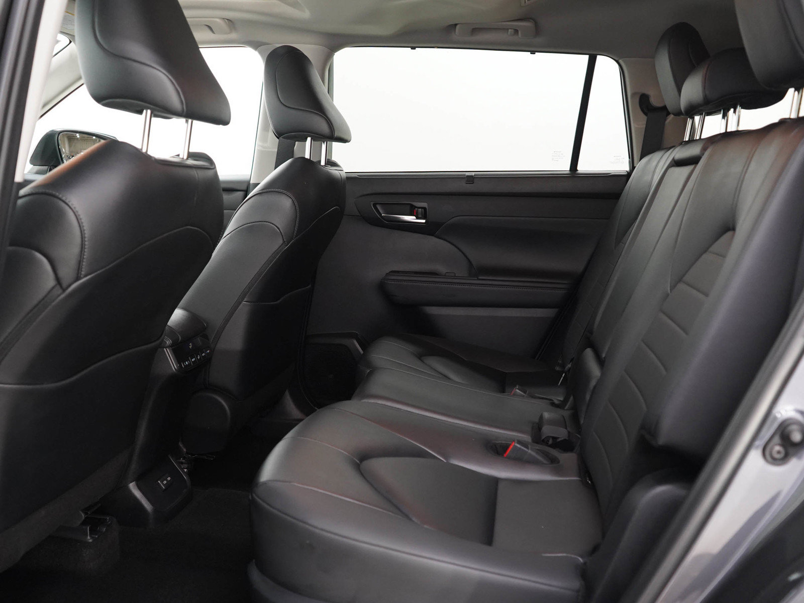 Used 2025 Toyota Highlander XLE AWD/4WD image 19