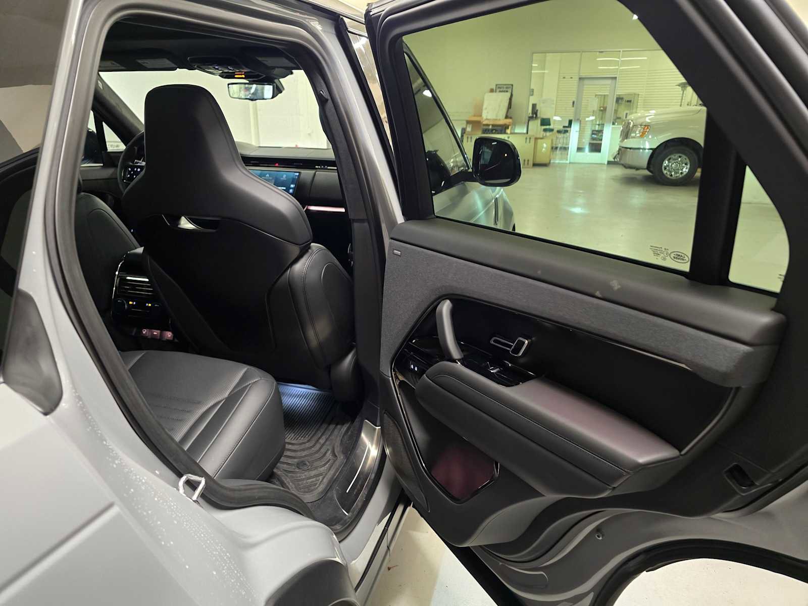 Used 2025 Land Rover Range Rover Sport SV Edition Two image 15