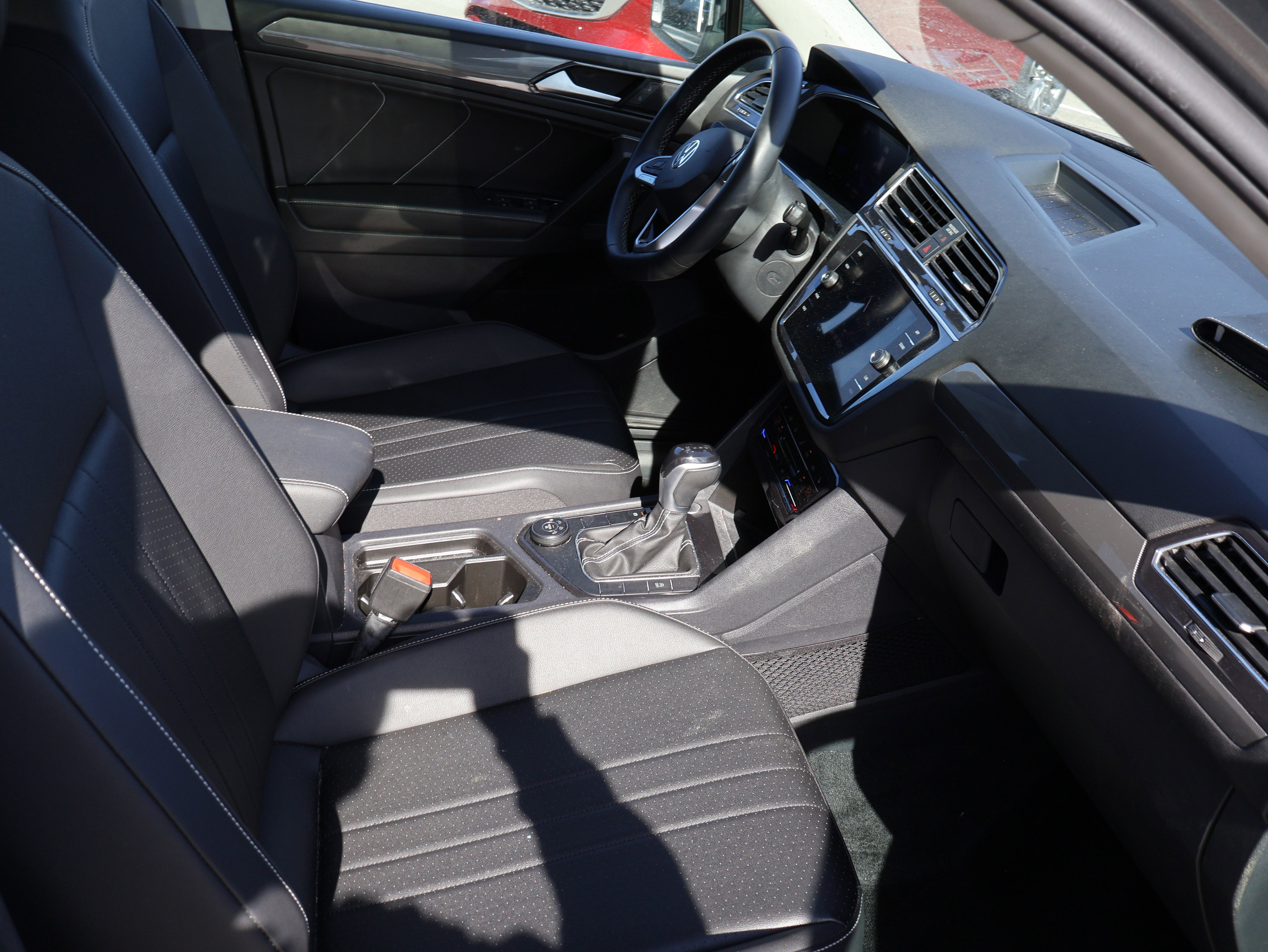 Used 2023 Volkswagen Tiguan SE w/ Panoramic Sunroof Package image 11