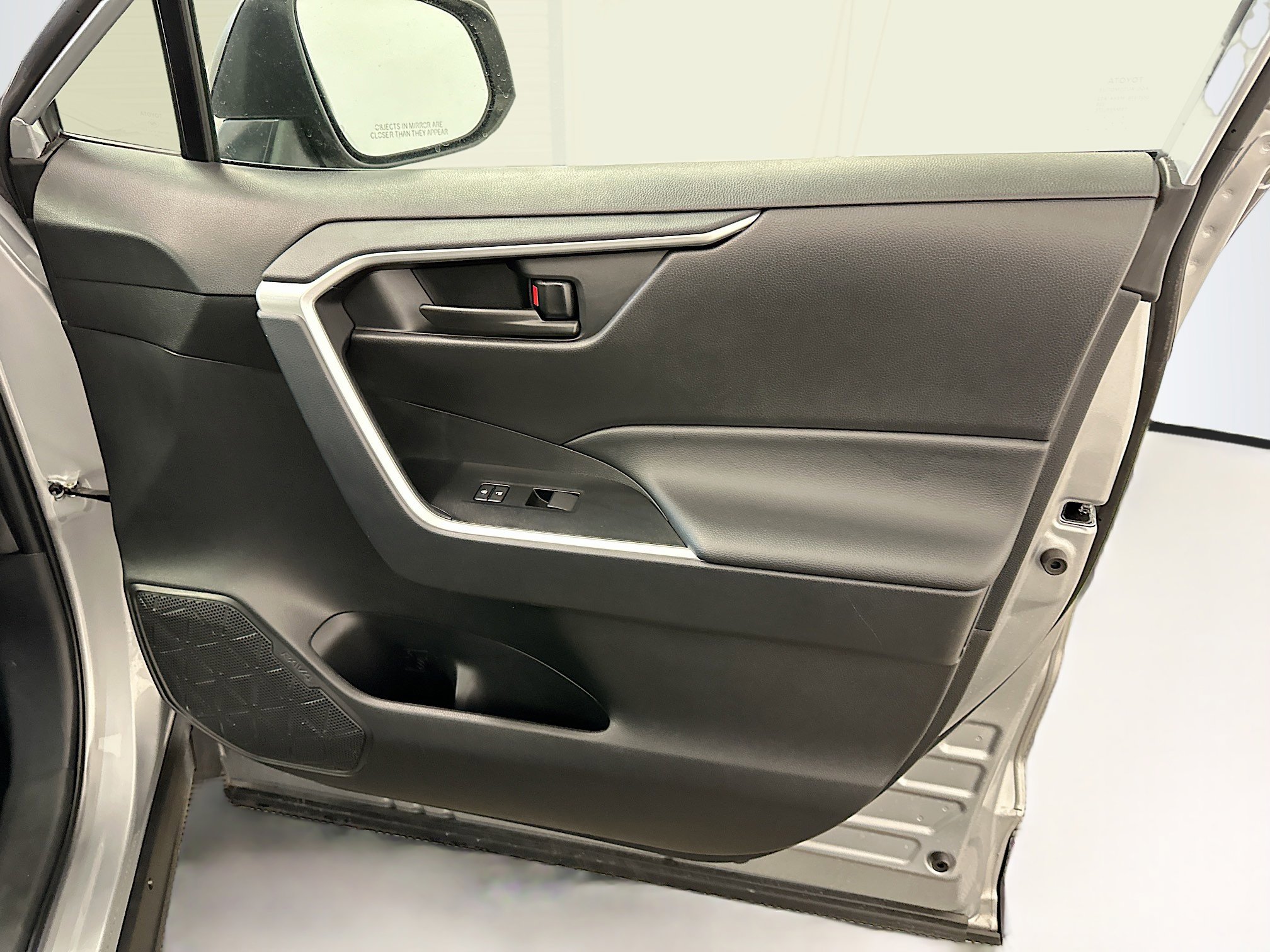 Used 2025 Toyota RAV4 LE image 33