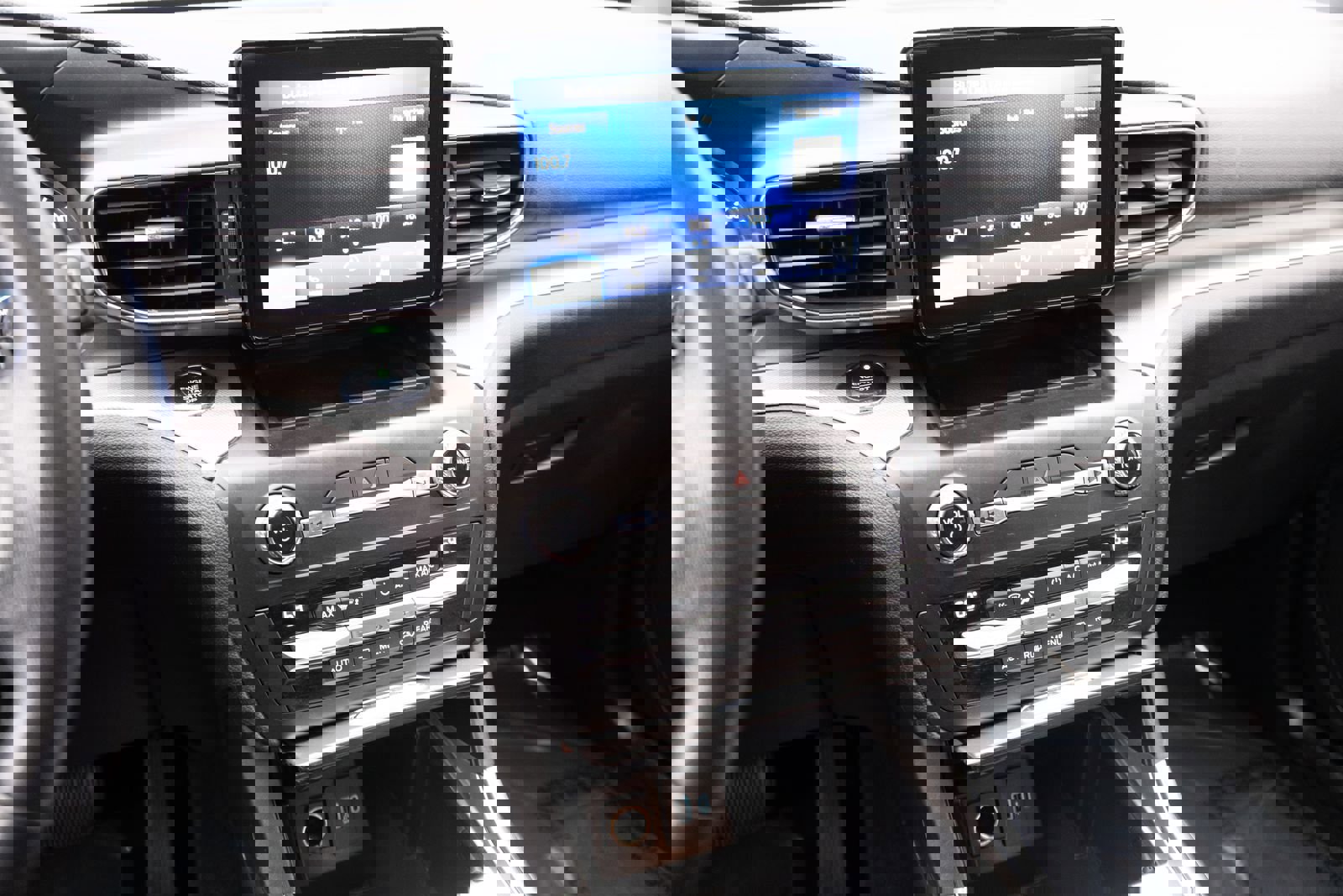 Used 2020 Ford Explorer XLT w/ Equipment Group 202A image 3