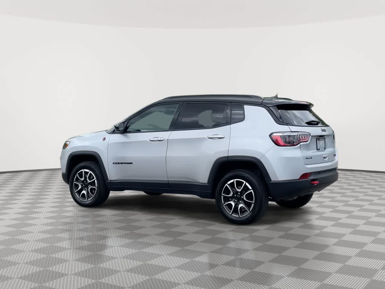 Used 2024 Jeep Compass Trailhawk AWD/4WD image 6