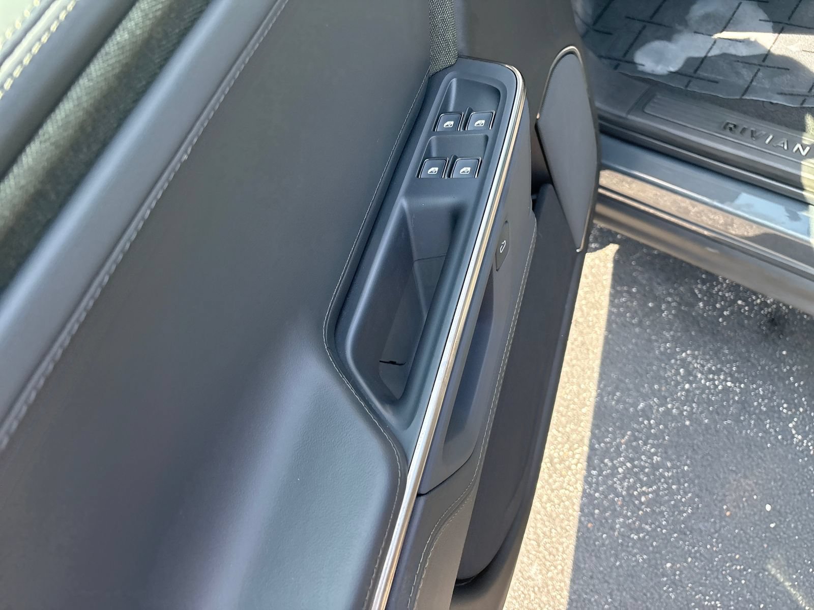 Used 2025 Rivian R1S Adventure Dual AWD/4WD image 37