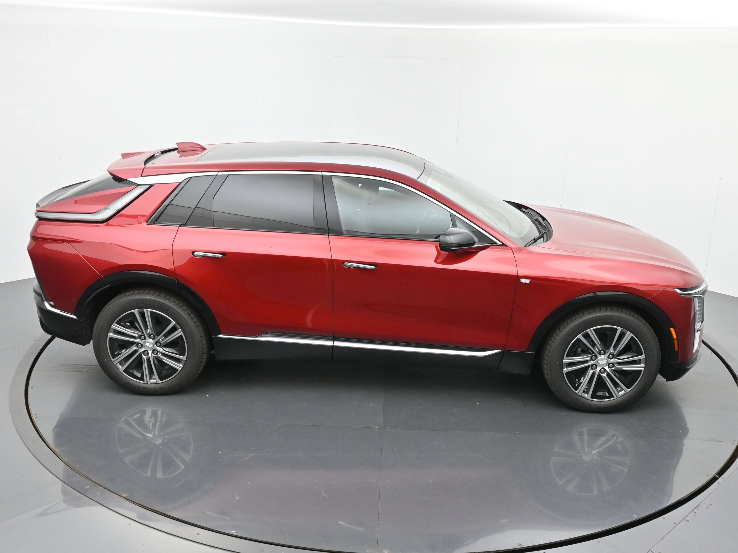 New 2026 Cadillac Lyriq Luxury w/ LPO, Floor Liner Package AWD/4WD image 28