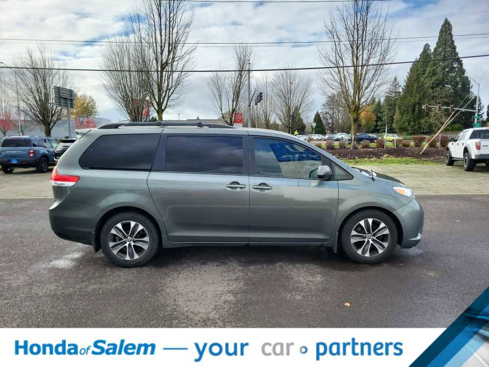 Used 2014 Toyota Sienna XLE image 23