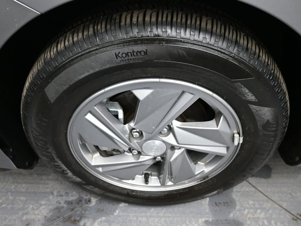 Certified 2025 Hyundai Elantra SE image 14